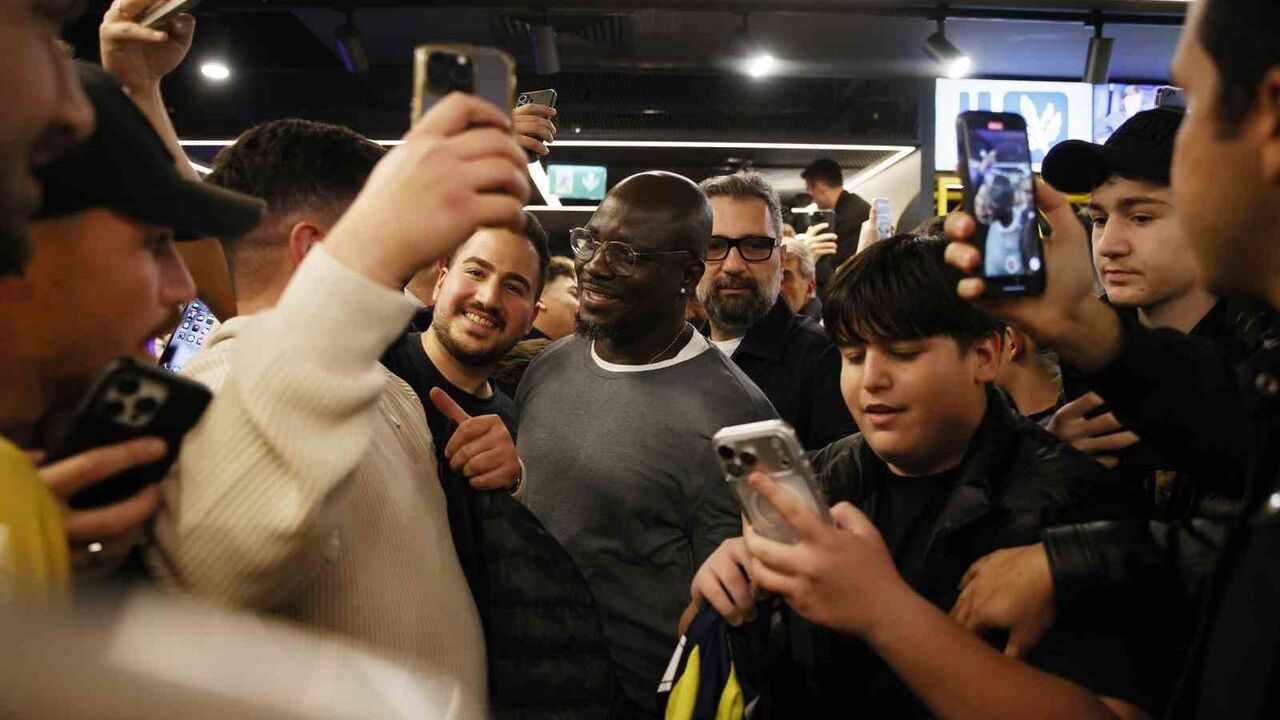 Fenerbahçe’nin eski yıldızları derbi öncesi kulüp tesislerinde buluştu