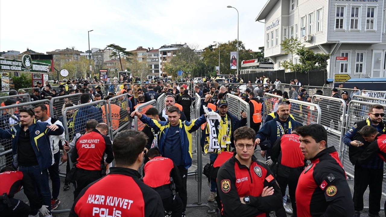 Fenerbahçe taraftarları Tüpraş Stadı'na hareket etti