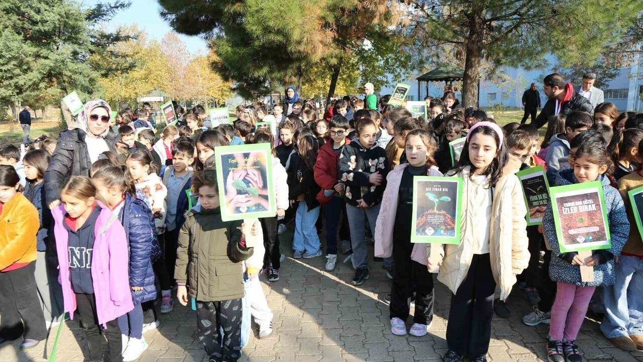 Final İlkokulu ve Dicle Üniversitesi'nden 'Yeşil Vatan' için fidan dikimi