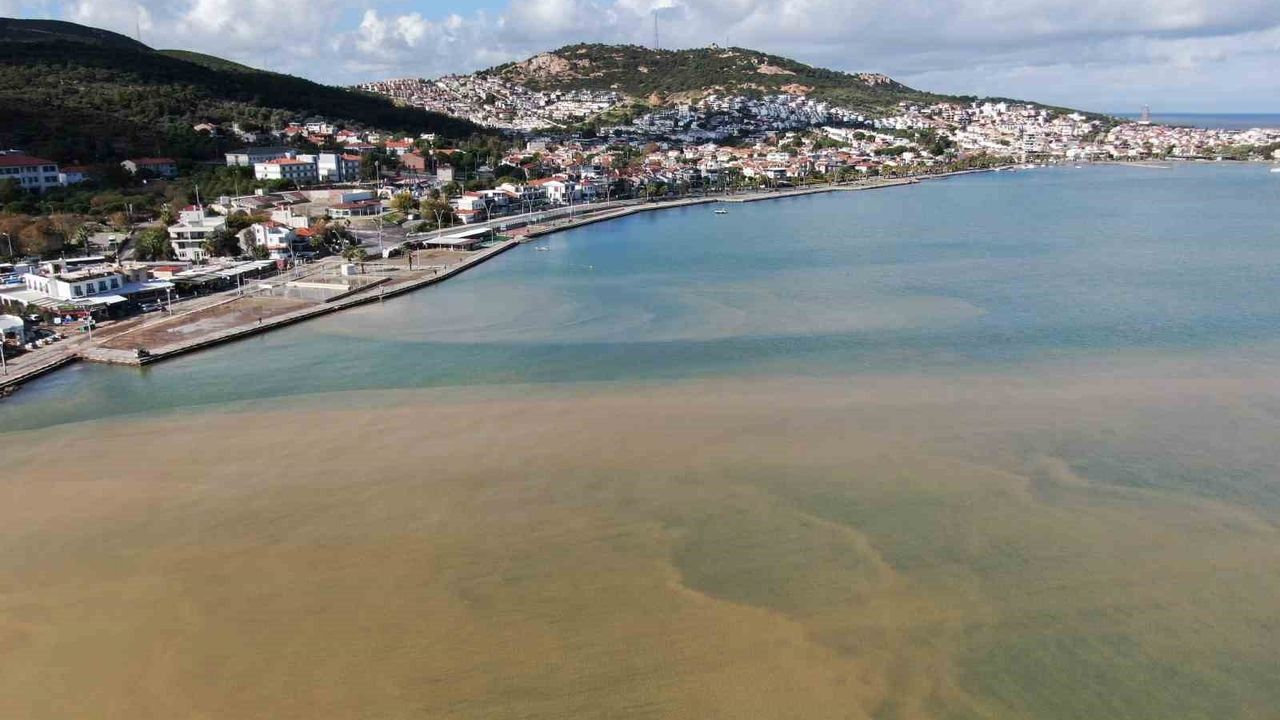 Foça'da sağanak seli: yollar göle döndü, sahil boyunca deniz rengi kırmızıya döndü