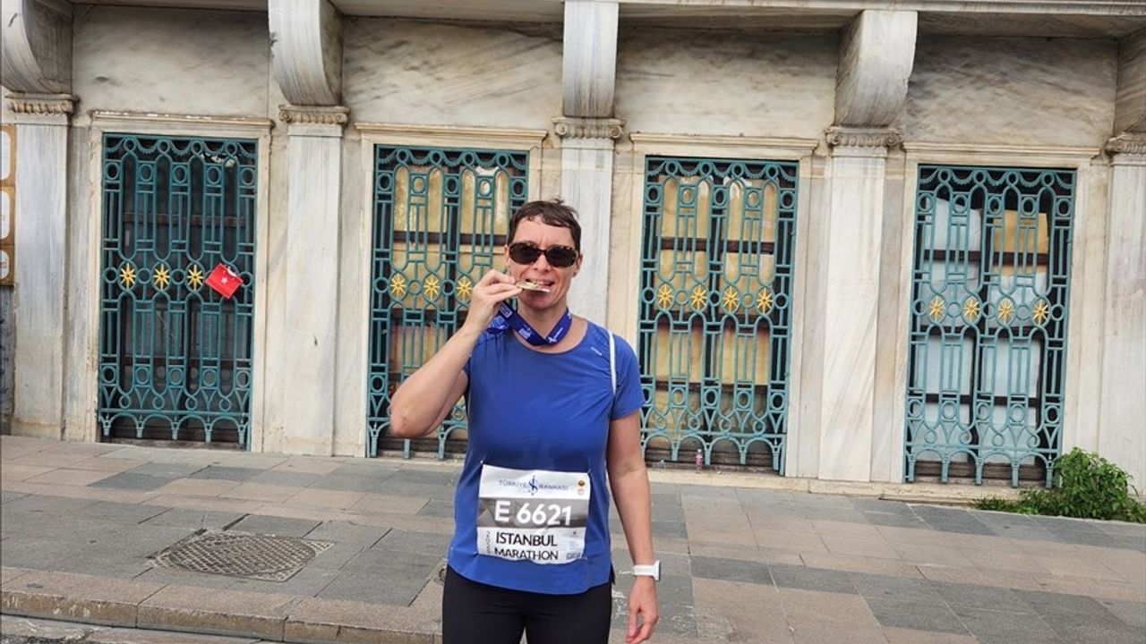 Fransa'nın Ankara Büyükelçisi Isabelle Dumont, 47. İstanbul Maratonu'nu Fransa bayrağıyla tamamladı