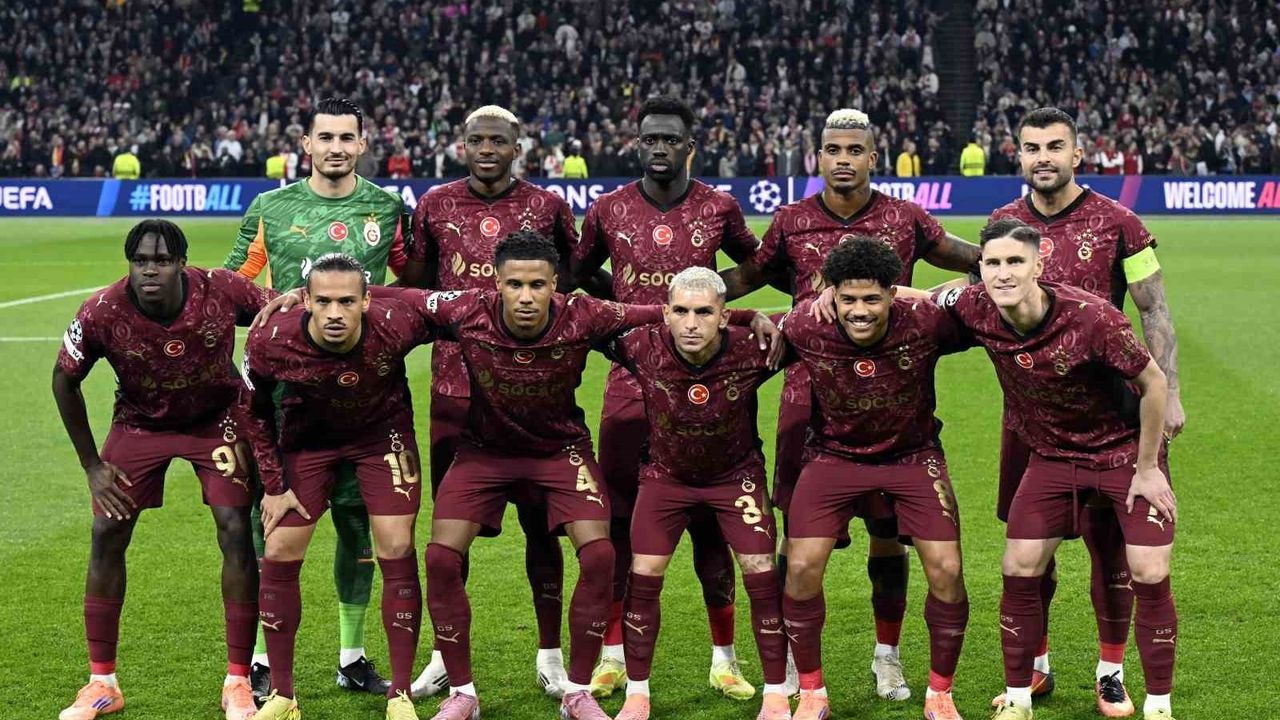 Galatasaray, Ajax'ı deplasmanda 3-0 yenerek Ajax karşısında deplasmanda galip gelen ilk Türk takımı oldu