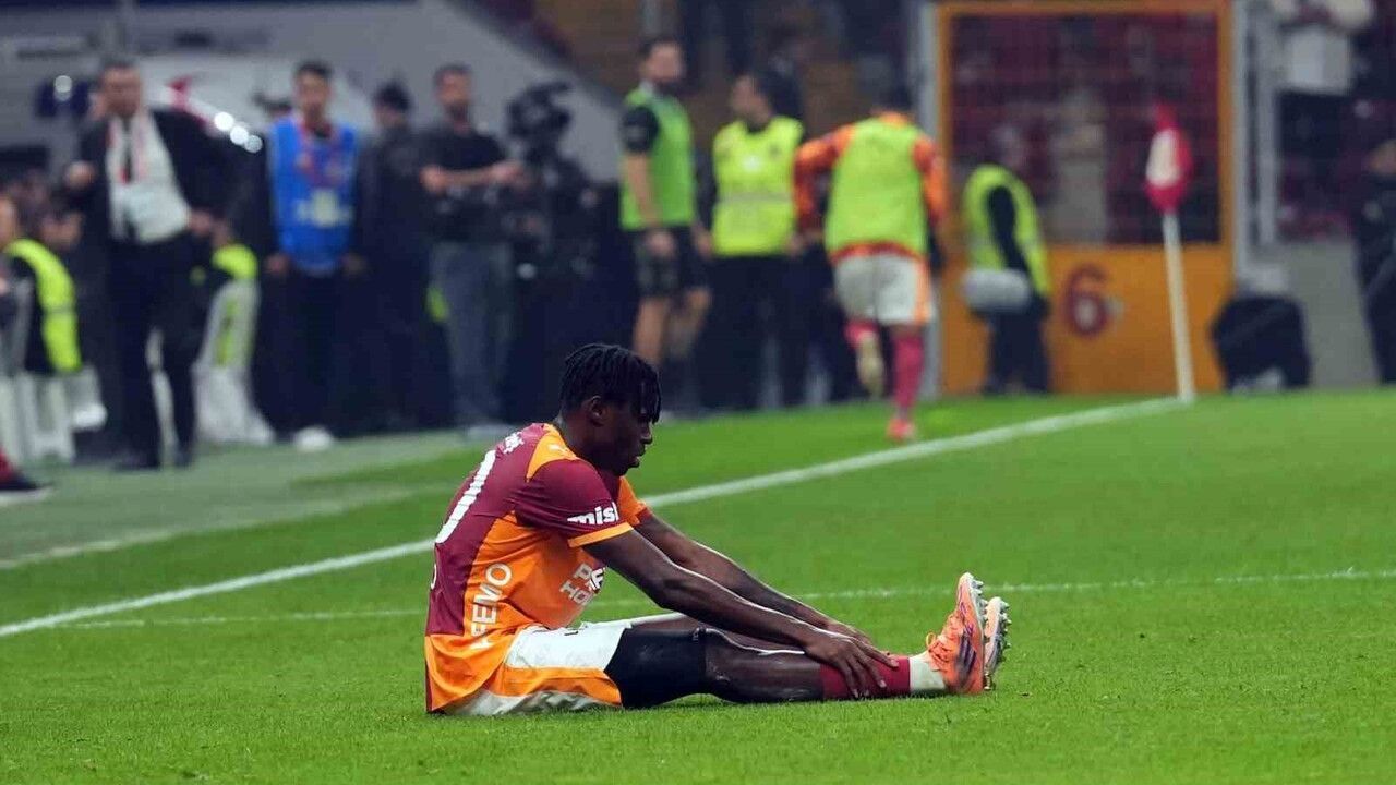Galatasaray'da Wilfried Singo sakatlanarak oyundan çıktı