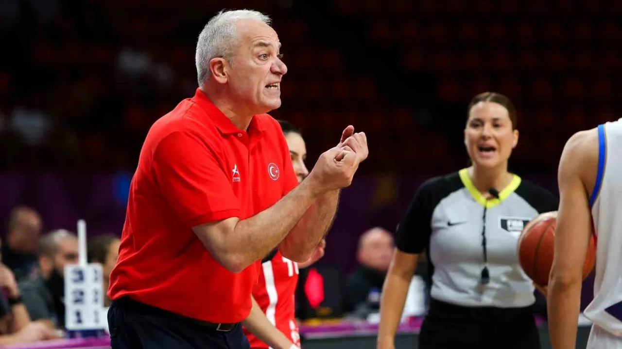 Galatasaray, Kadın Basketbol Takımı Başantrenörü Ekrem Memnun ile yollarını ayırdı