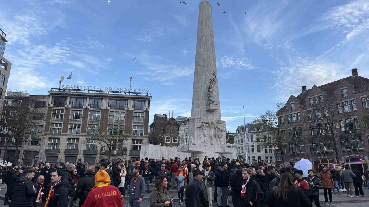 Galatasaray taraftarları Amsterdam Dam Meydanı'nda Ajax maçına coşkulu destek verdi