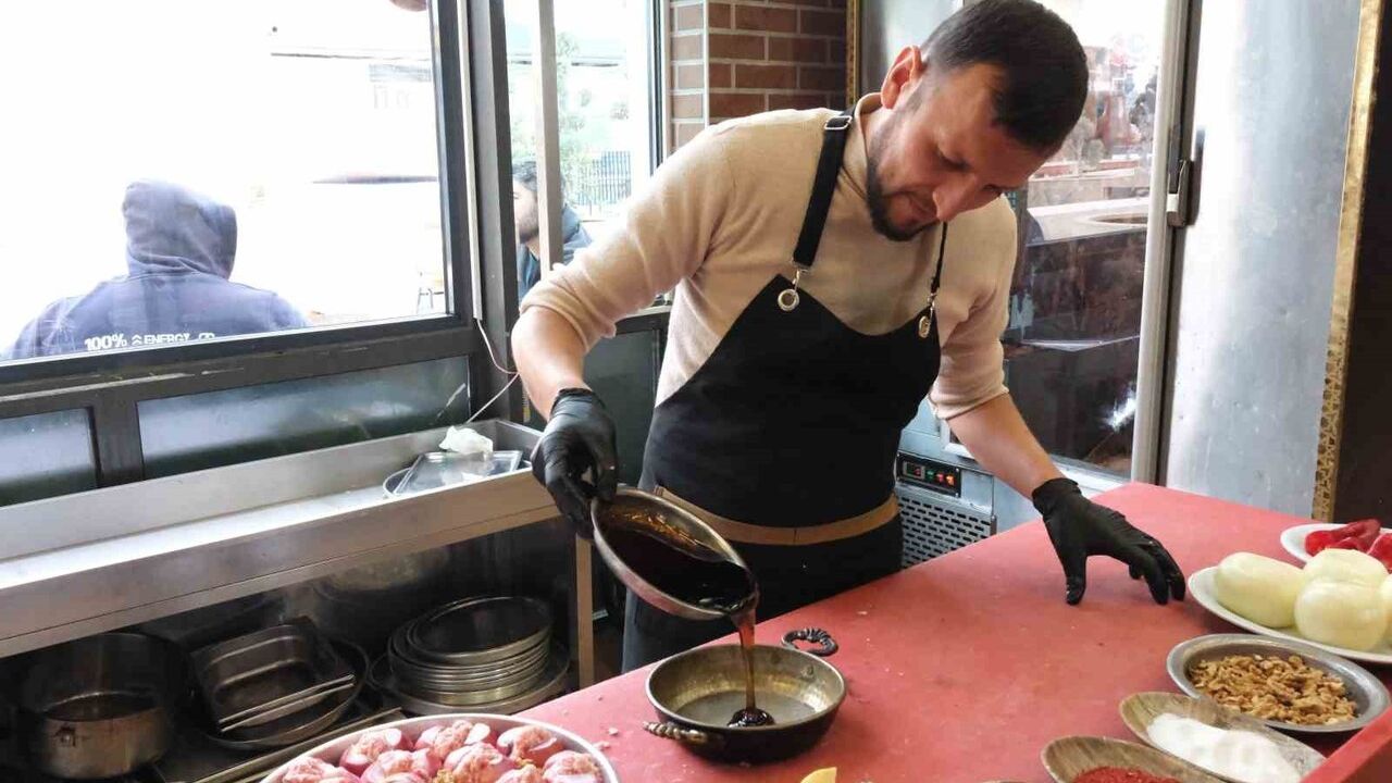 Gaziantep'in Kış Lezzeti: Soğan Kebabı Doğal Antibiyotik Niteliğiyle İlgi Görüyor