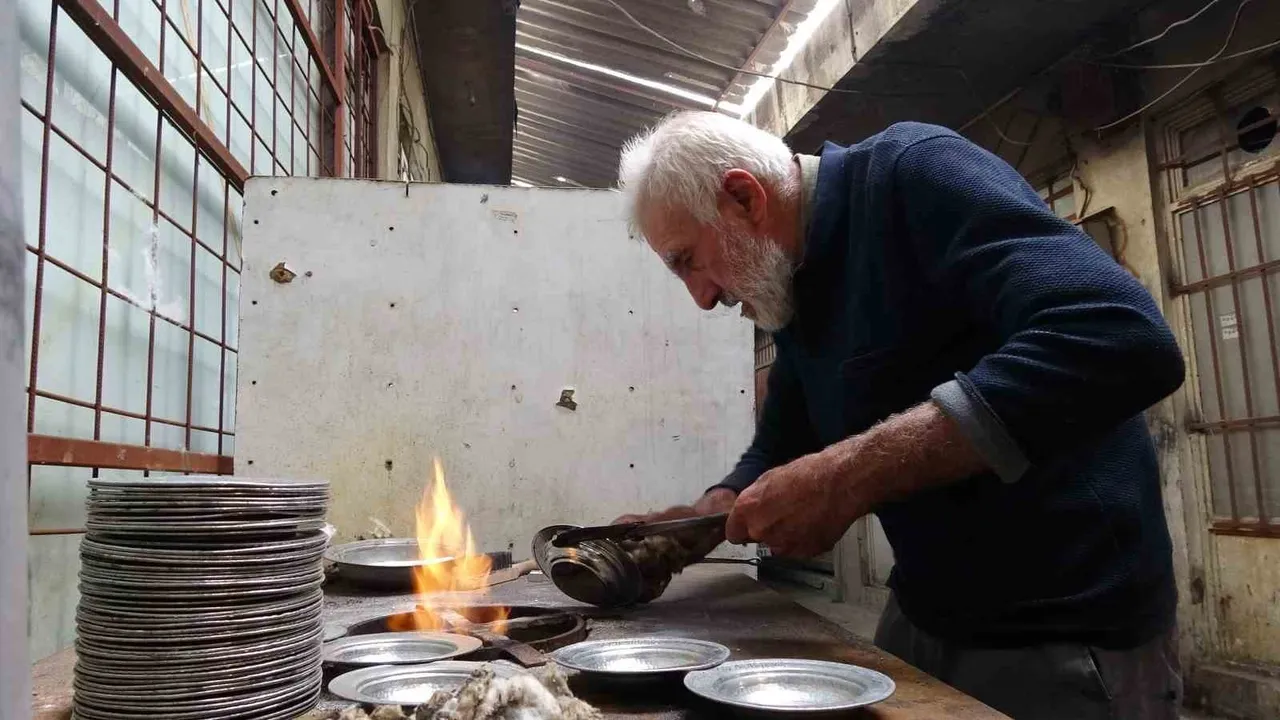 Gaziantep'in Son Kalaycısı: 80 Yaşındaki Osman Şimşek 70 Yıldır Mesleğini Sürdürüyor