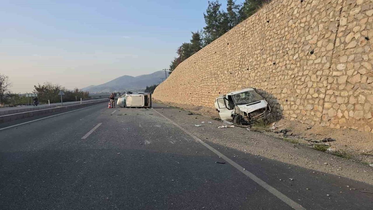 Gaziantep İslahiye'de kamyonet hafif ticari araca çarptı: 4 yaralı
