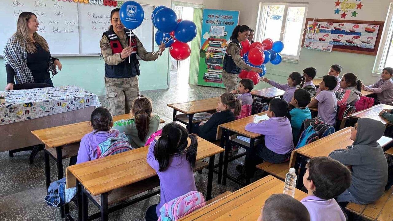 Gaziantep Jandarması, Dünya Çocuk Hakları Günü'nde Gökçebayam İlkokulu'nu Ziyaret Etti