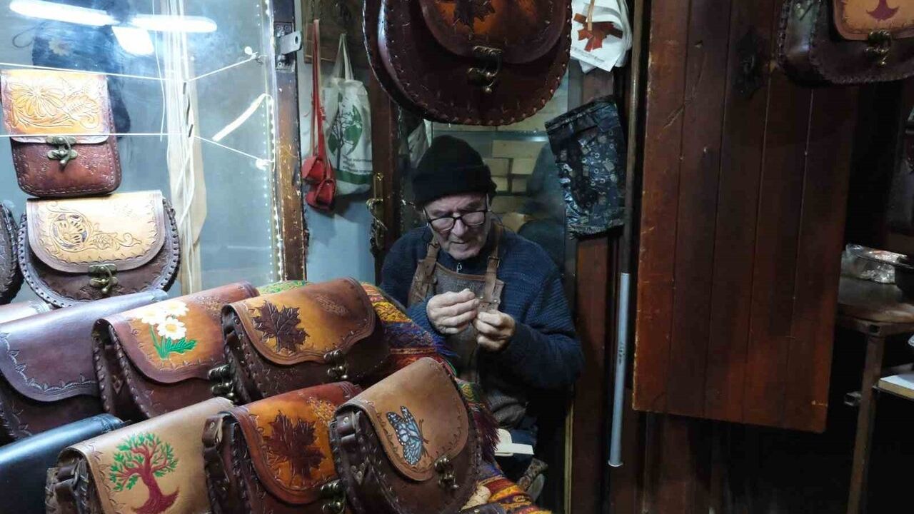 Gaziantep'te 66 yıldır el işi çanta üreten usta: Tahir Demirci teknolojiye direniyor