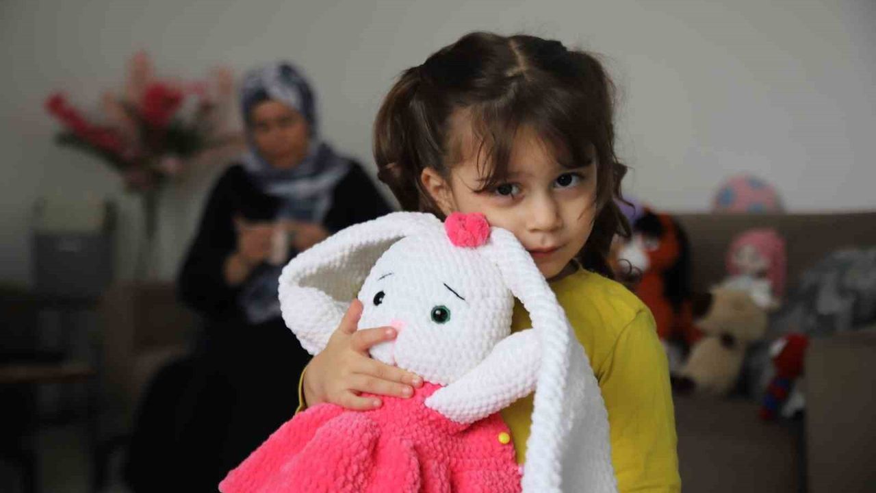 Gaziantep'te Ayşe Çalışkan, el emeği oyuncaklarla 6 çocuğuna bakıyor