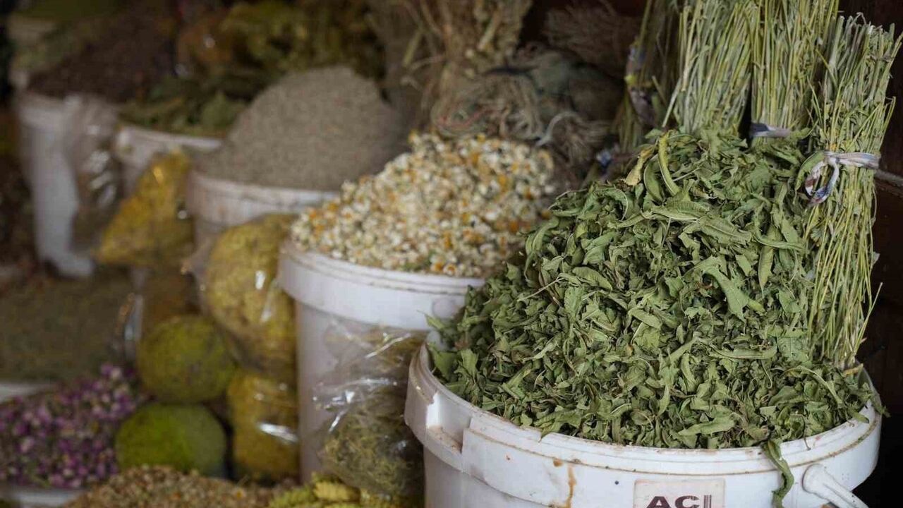 Gaziantep'te çare aktarlarda: Kış çaylarına talep arttı