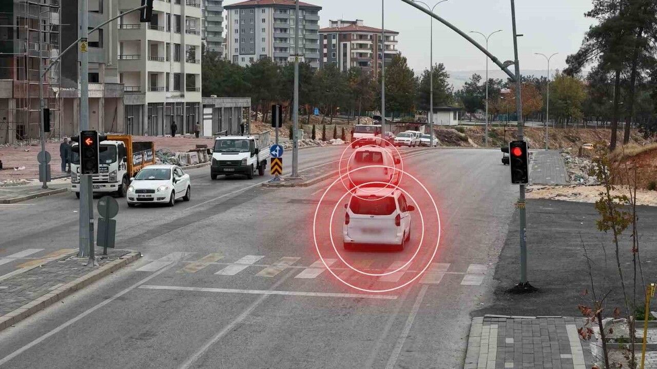 Gaziantep'te dron destekli uygulama: Kırmızı ışık ihlali yapan 990 araca 2 milyon 145 bin 330 TL ceza