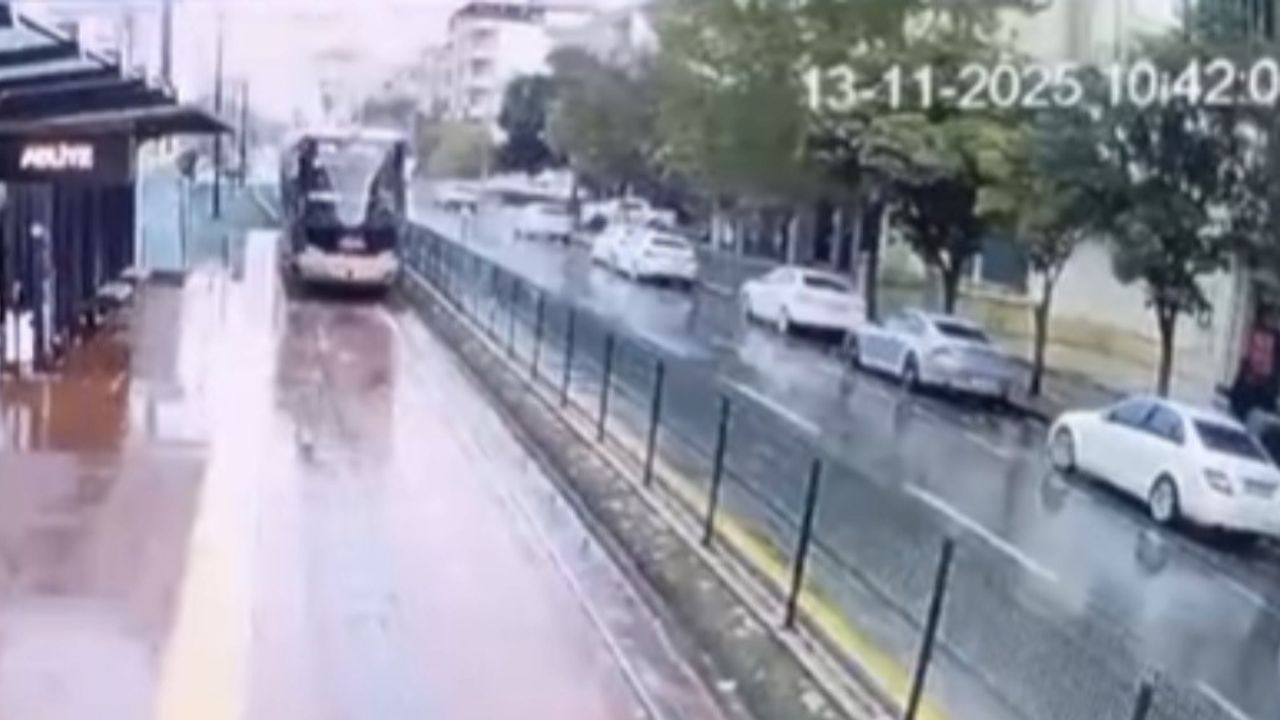 Gaziantep'te hareket halindeki tramvaya yıldırım isabet etti — güvenlik kamerası kaydetti