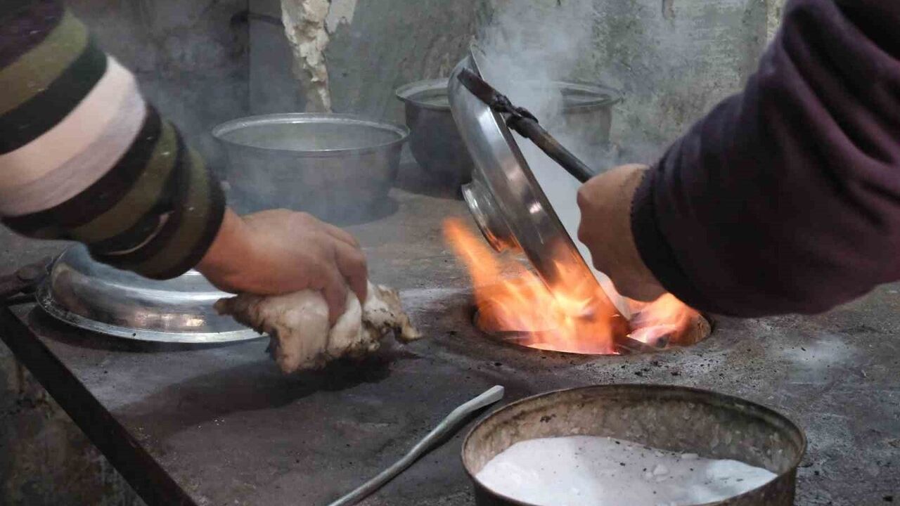 Gaziantep'te ikiz kalaycılar Ramazan ve Ökkeş Toprak: Soğuyan havalar mesleğe avantaj sağladı