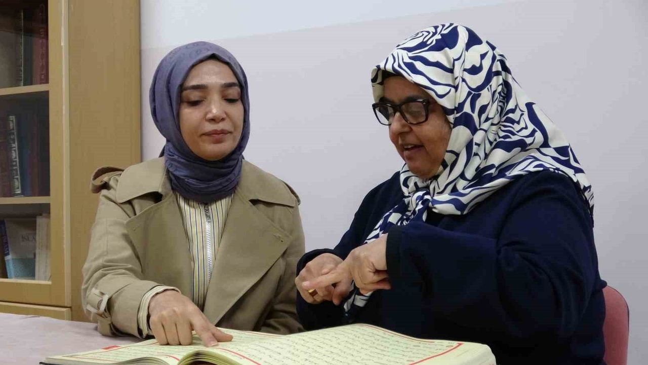Gaziantep'te işitme engelli kursunda 63 yaşındaki Necla Yazıcıoğlu bir ayda Kur'an-ı Kerim öğrendi