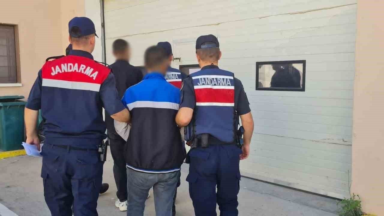 Gaziantep'te jandarma, Şahinbey'de 3 düzensiz göçmen ve 3 organizatörü yakaladı