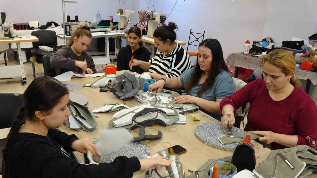 Gaziantep’te kadınlar ayakkabı sektöründeki kalifiye eleman açığını kapatıyor