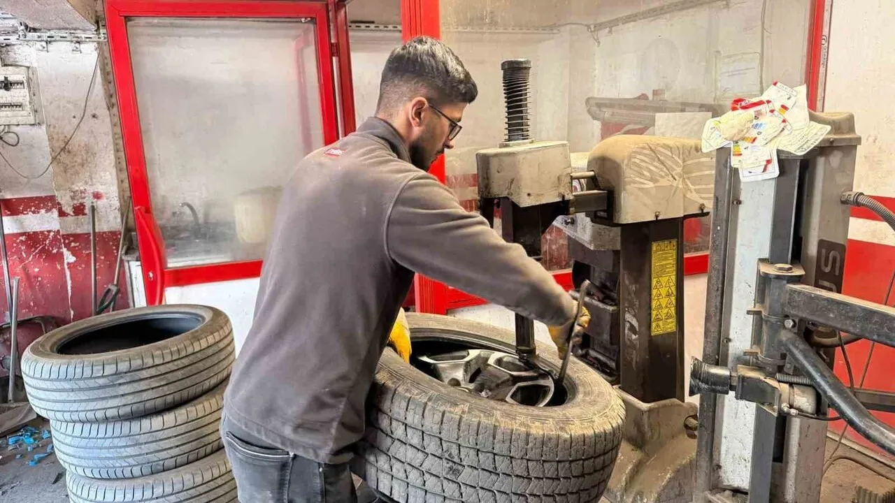 Gaziantep'te kış lastiği yoğunluğu: 15 Kasım 2025 zorunluluğu sürücüleri harekete geçirdi