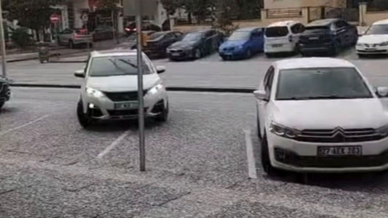 Gaziantep'te kısa süreli dolu yağışı cadde ve sokakları beyaza bürüdü