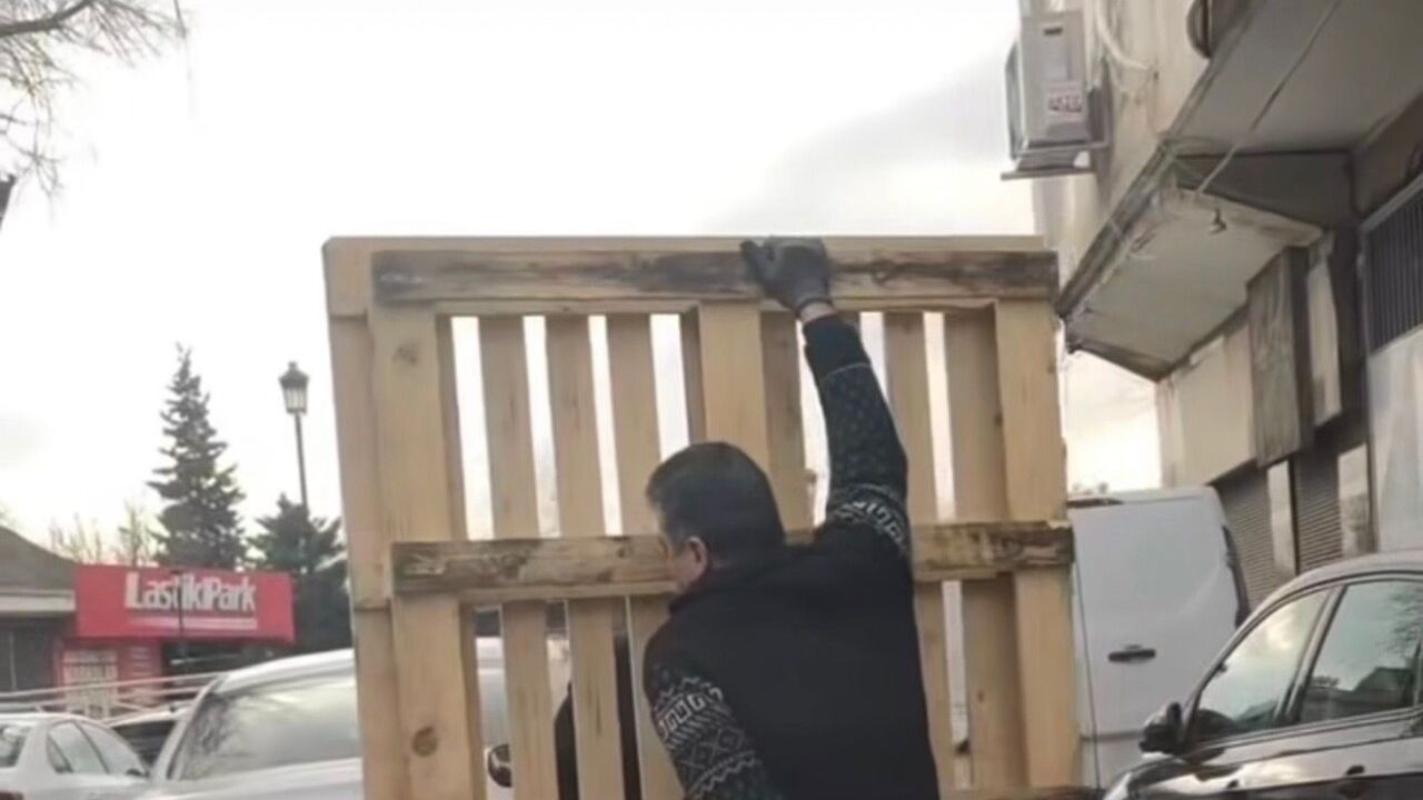 Gaziantep'te motosiklet üzerinde palet taşınması trafik güvenliğini tehlikeye attı