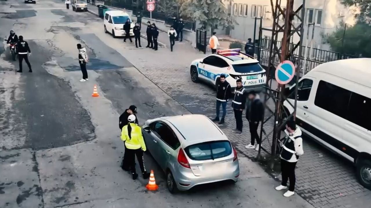 Gaziantep'te okul çevrelerinde dron destekli huzur uygulaması: 1 aranan yakalandı, 73 araca ceza