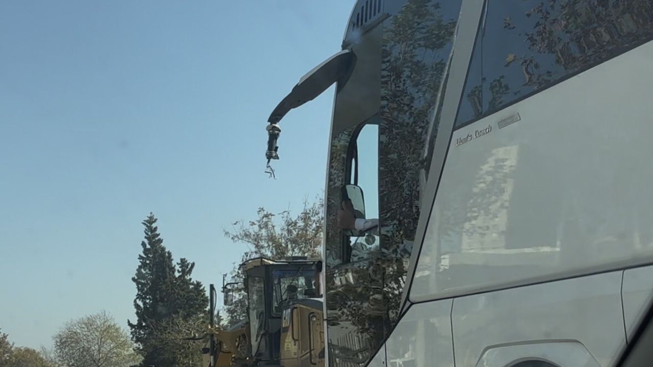Gaziantep'te otobüs şoförü kırılan aynayı elinde tutarak yolculuğa devam etti
