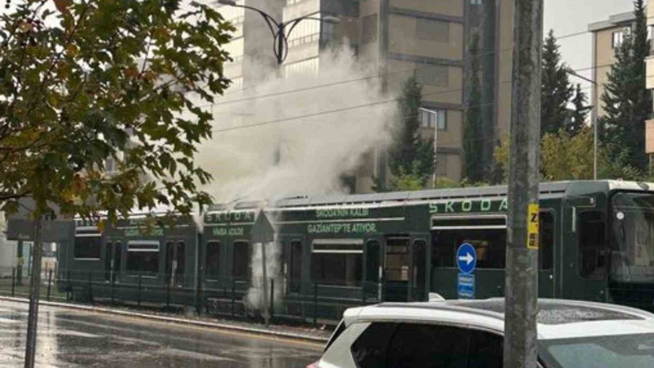 Gaziantep'te seyir halindeki tramvaya yıldırım isabet etti; yolcular tahliye edildi, can kaybı yok