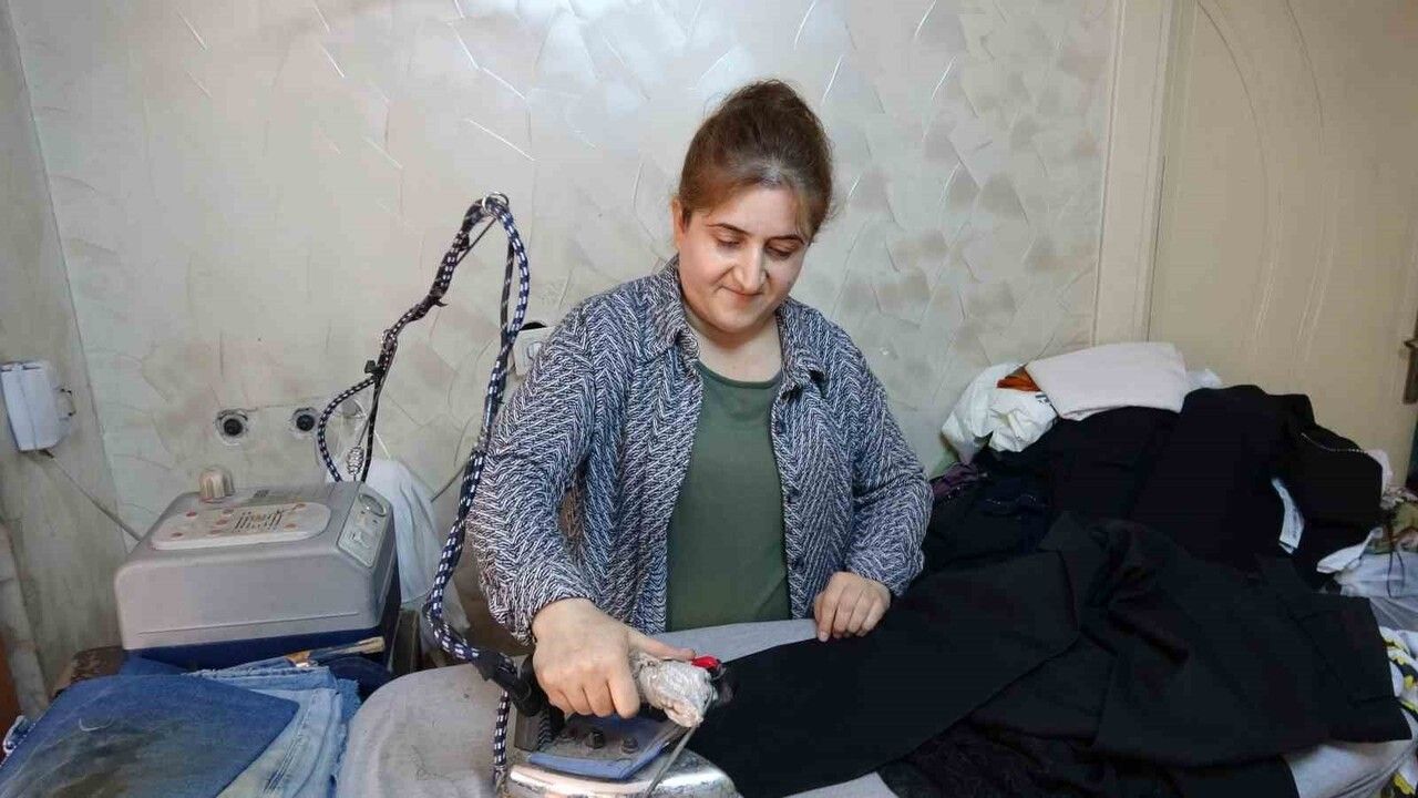 Gaziantep'te Terziliğe Geri Dönüş: Nuray Elçi Kızlarının Eğitimi İçin Makine Başına Geçti