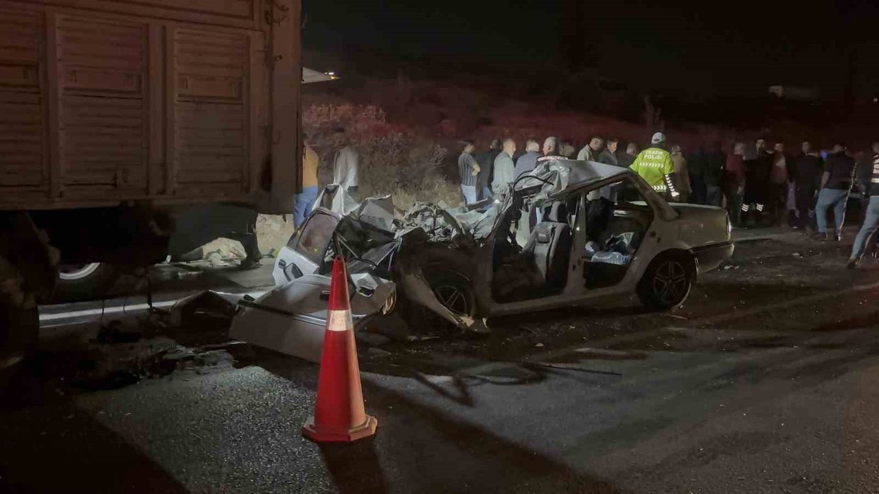 Gaziantep'te Umre'den dönen yakınlarını karşılamaya giderken kaza: 3 kişi hayatını kaybetti