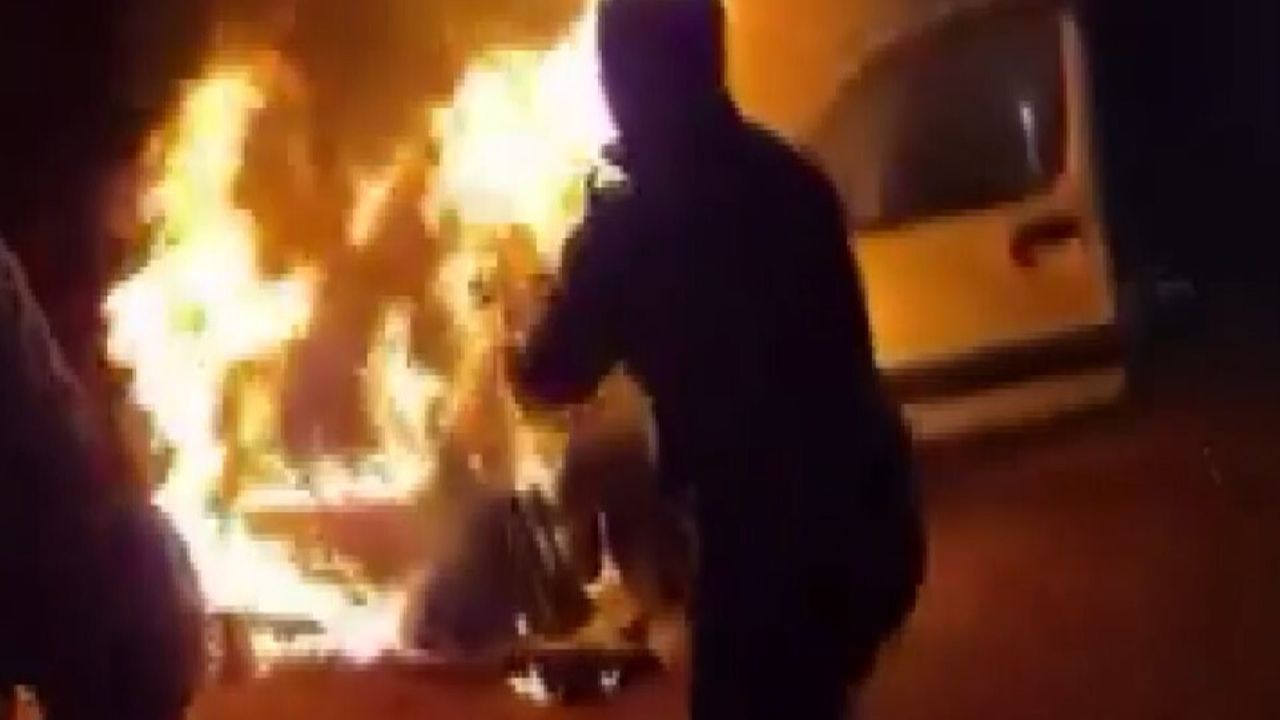 Gaziantep'te yanan araca müdahale: Cezaevi personeli 5 kişilik aileyi kurtardı