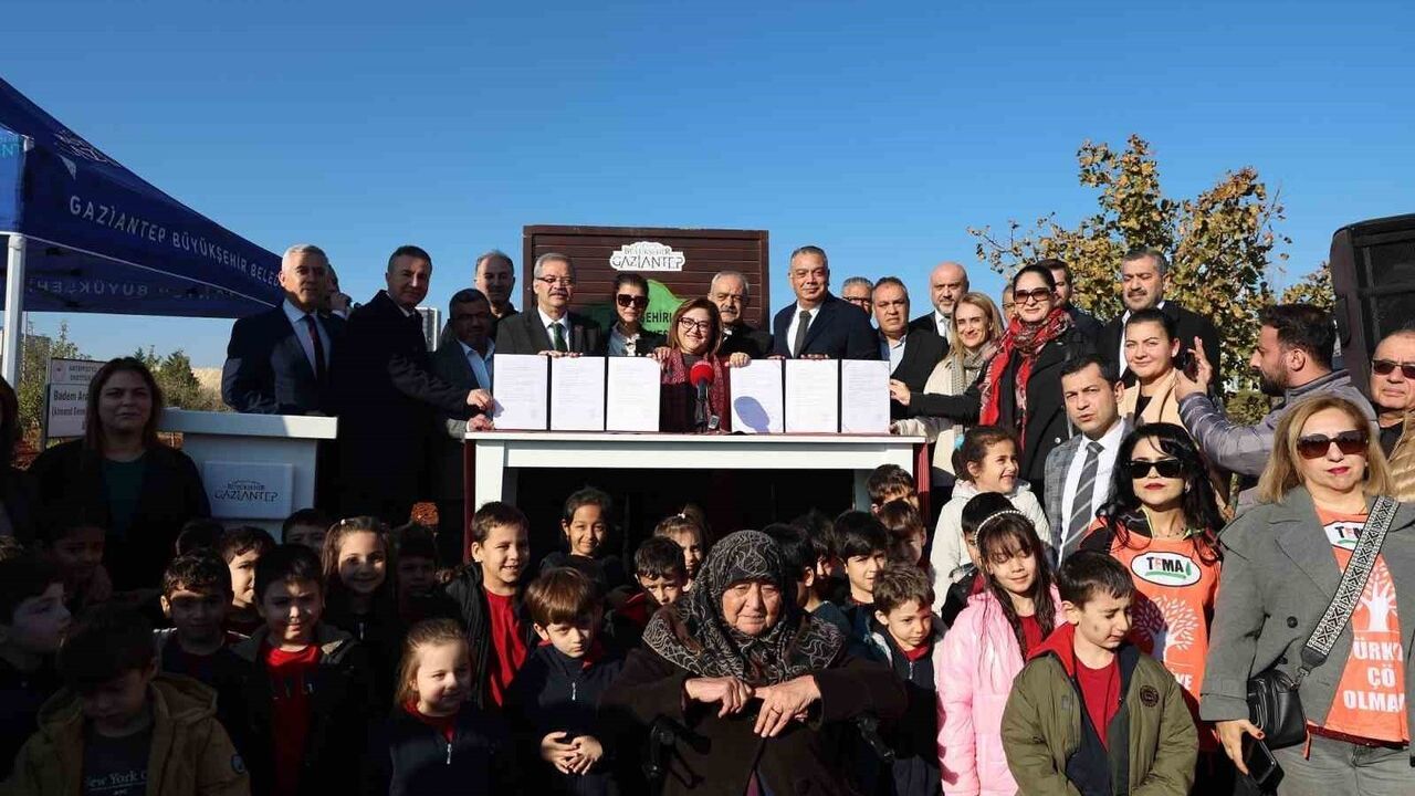 Gaziantep’te YEŞİLANTEP ile merkezde ağaçlandırma: Emel-Sefer Anlaş Alanı'na 120 yetişkin ağaç dikildi