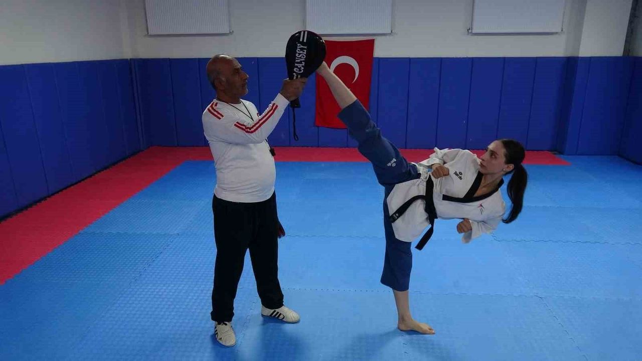 Gaziantepli antrenör Veysel Döşüçukur'un üç kızı babalarının izinden giderek milli tekvandocu oldu