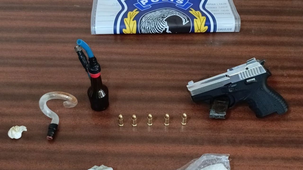 Gaziemir'de yol kontrolünde 300 gram metamfetamin ve tabanca ele geçirildi: 2 gözaltı