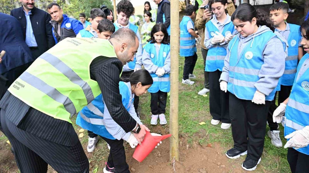 Gaziosmanpaşa’da 350 öğrenci 1 haftada 2 ton atık toplayarak 40 ağacı kurtardı