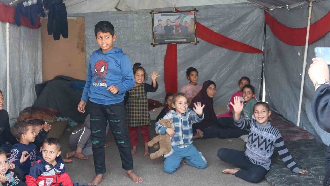 Gazze'de 5 oğlunu kaybeden Reda Alouwa, 36 torununa tek başına bakıyor