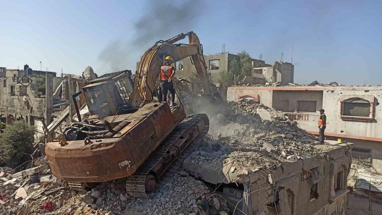 Gazze'de enkaz altındaki cenazelerin çıkarılmasına yönelik çalışmaların ilk aşaması başladı