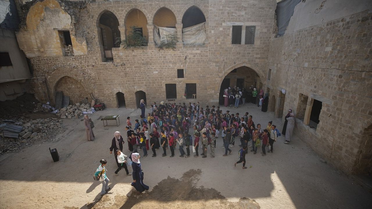 Gazze'de Eyyubiler döneminden kalan Kemaliyye Okulu, 2 yıllık aranın ardından öğrencilerine kapılarını açtı