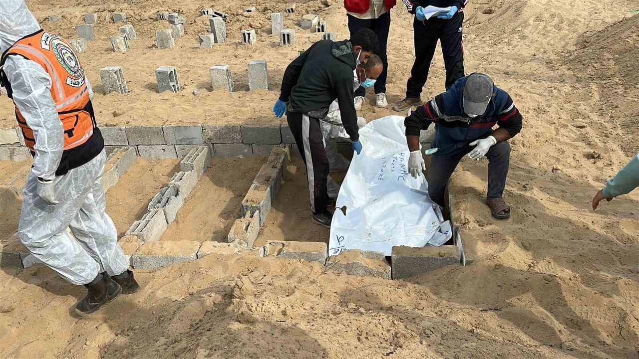 Gazze'de Kimliği Tespit Edilemeyen 30 Filistinli Toplu Defnedildi