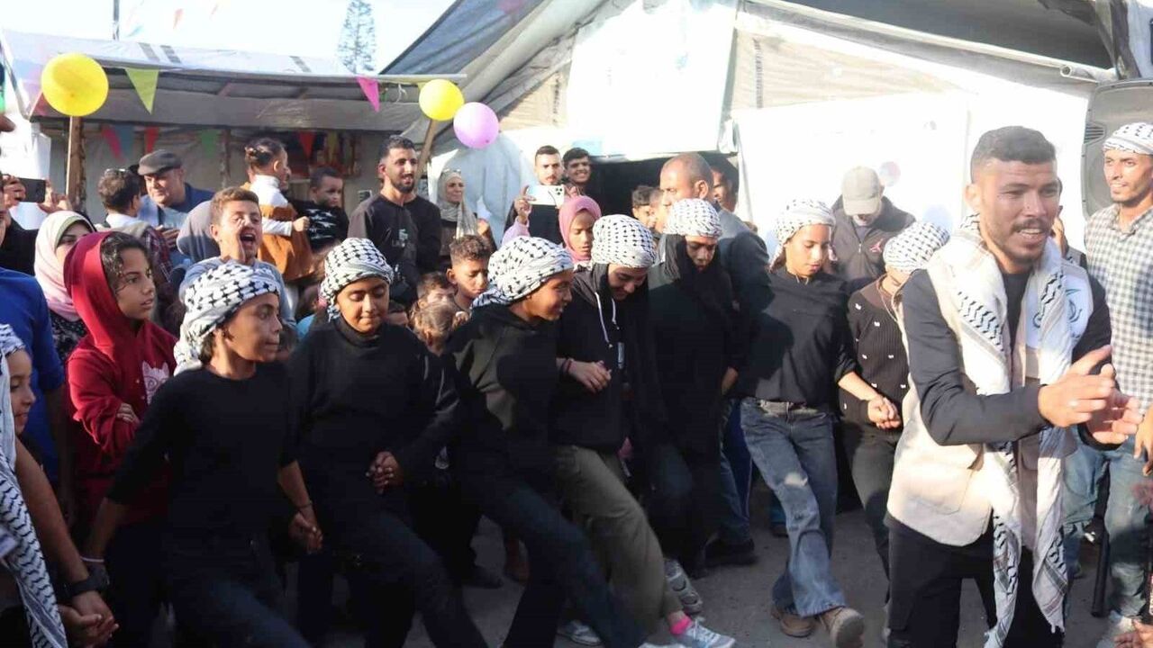 Gazze'de Rashad Al-Shawa Merkezi enkazında Çocuk Sinema Festivali düzenlendi