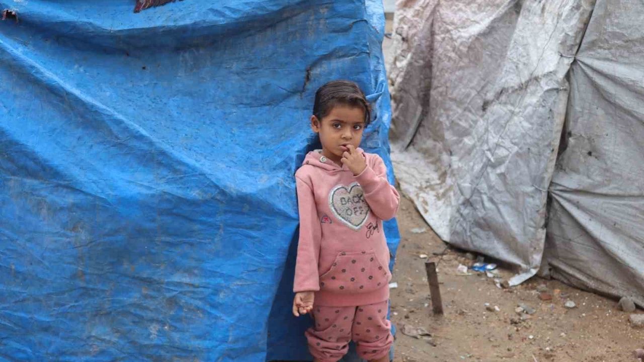 Gazze’de şiddetli yağış, evlerini kaybeden ailelerin insani krizini derinleştiriyor