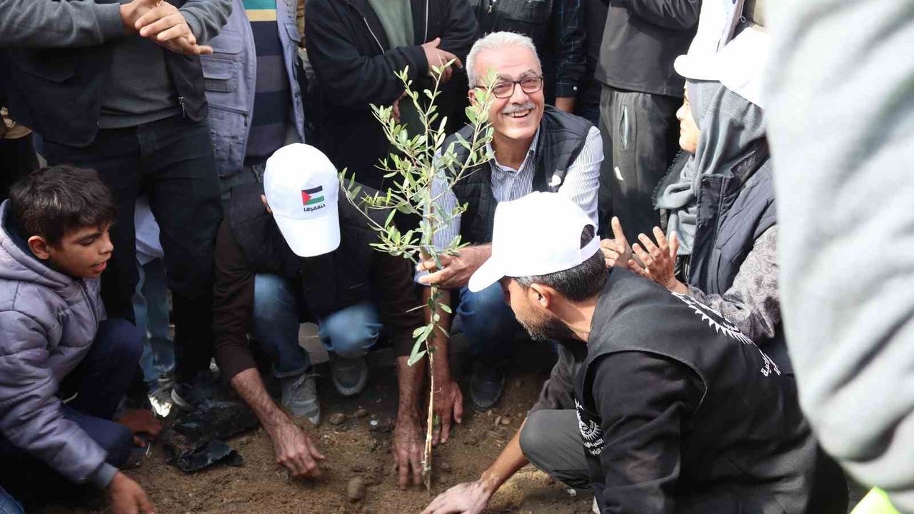 Gazze'de 'Yeniden İnşa Edeceğiz' kampanyası başladı: Gönüllüler cadde temizliği ve enkaz kaldırma çalışıyor
