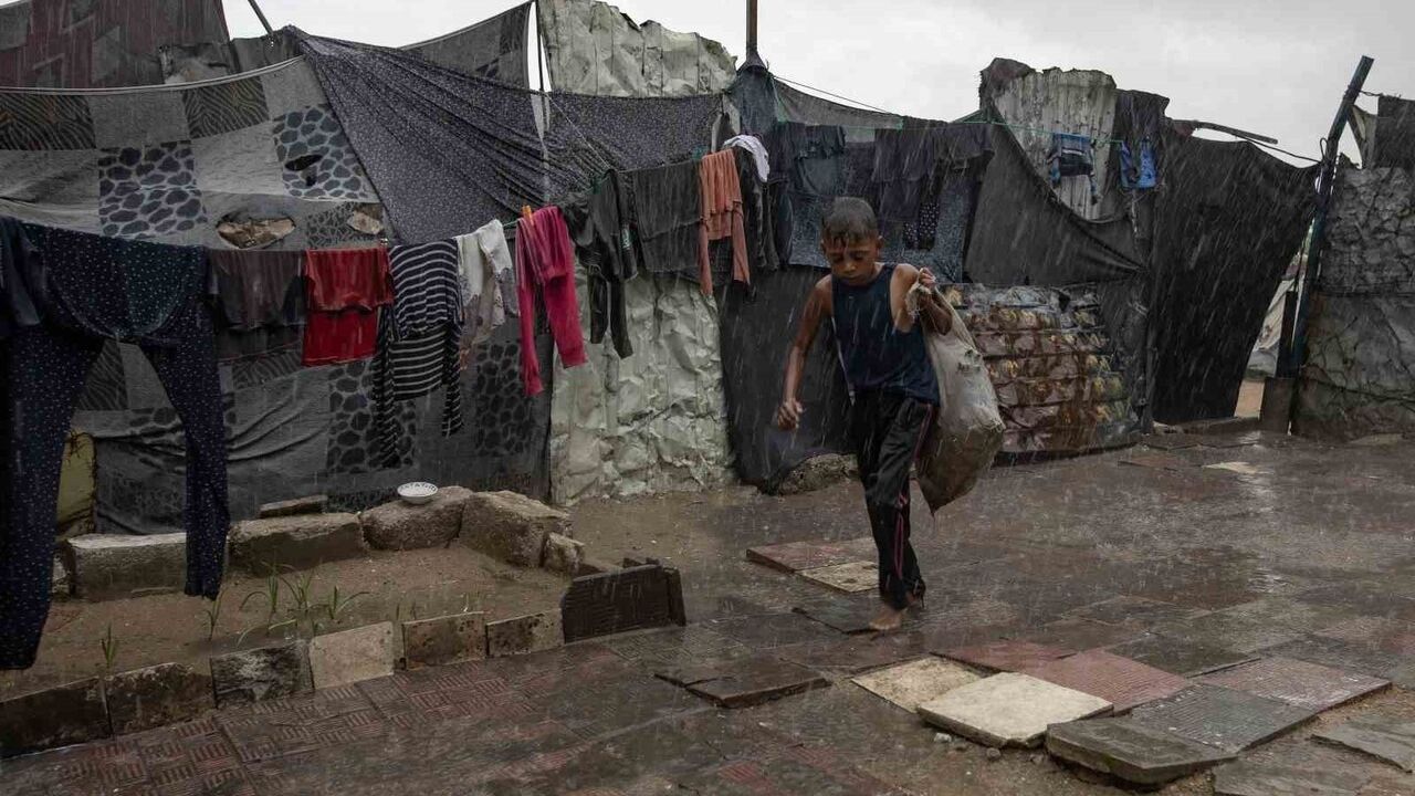 Gazze'de yoğun yağış çadırları su bastı: Yerinden edilen siviller zor durumda