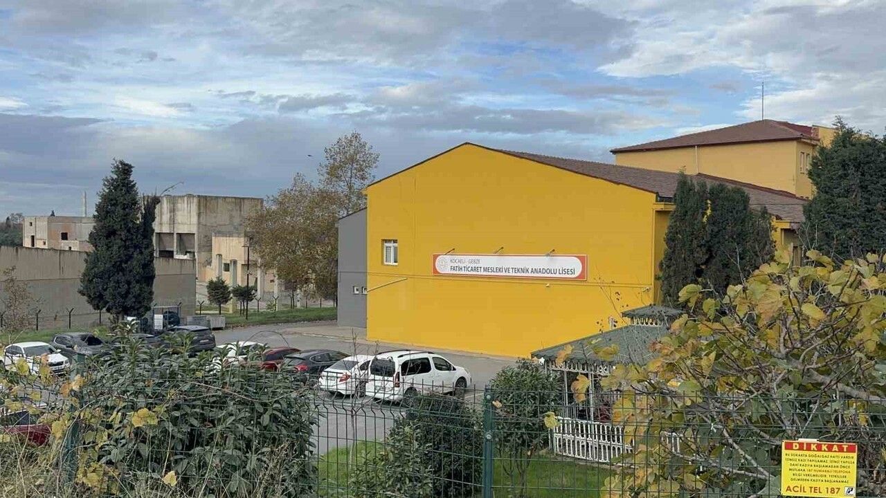 Gebze'de 15 lise öğrencisi mide bulantısı ve kusma şikayetiyle hastaneye kaldırıldı