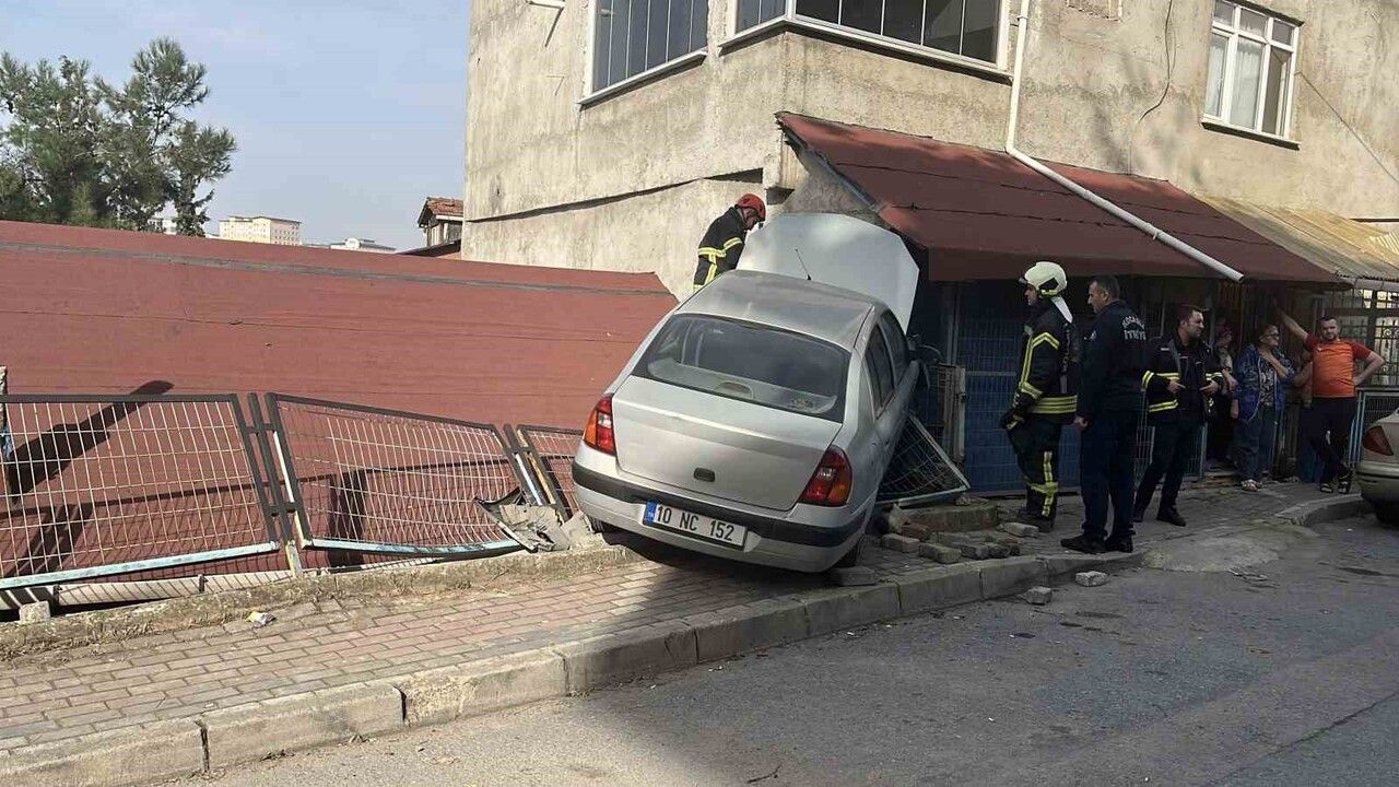 Gebze'de direksiyon hakimiyetini kaybeden otomobil park halindeki araca çarpıp evin çatısına çıktı