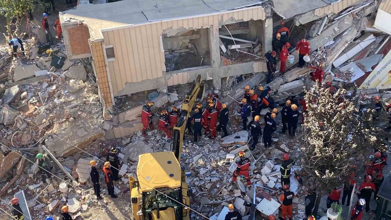 Gebze'de Enkazdan Kurtarılan 18 Yaşındaki Dilara Bilir Hastaneden Taburcu Edildi