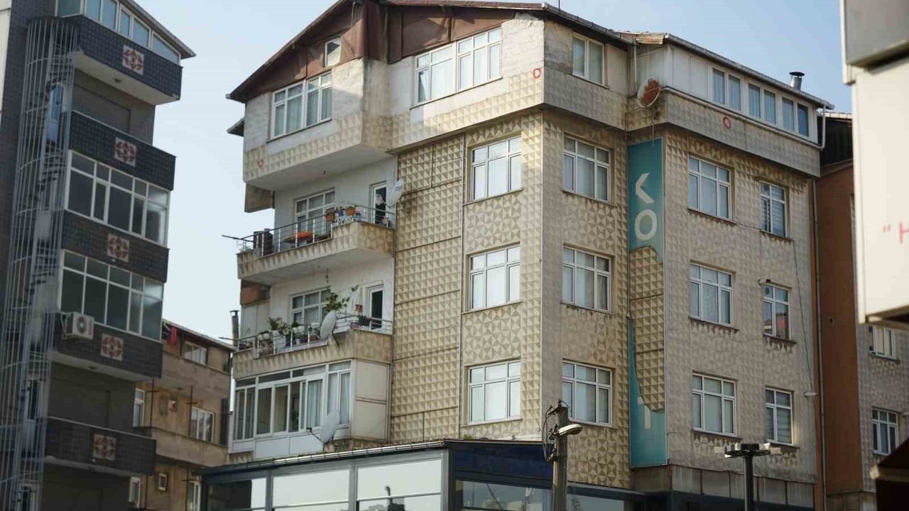 Gebze'de enkazdan kurtarılan Dilara'ya ailesinin hayatını kaybettiği psikolog eşliğinde bildirildi; jeofizik incelemeler yoğunlaşıyor