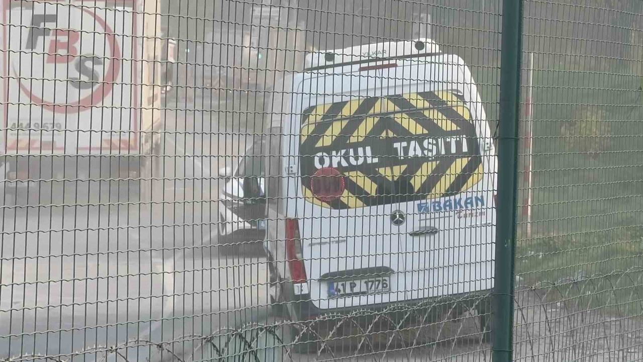 Gebze Organize Sanayi Caddesi'nde otomobil ile okul servisinin çarpışması: 1 yaralı
