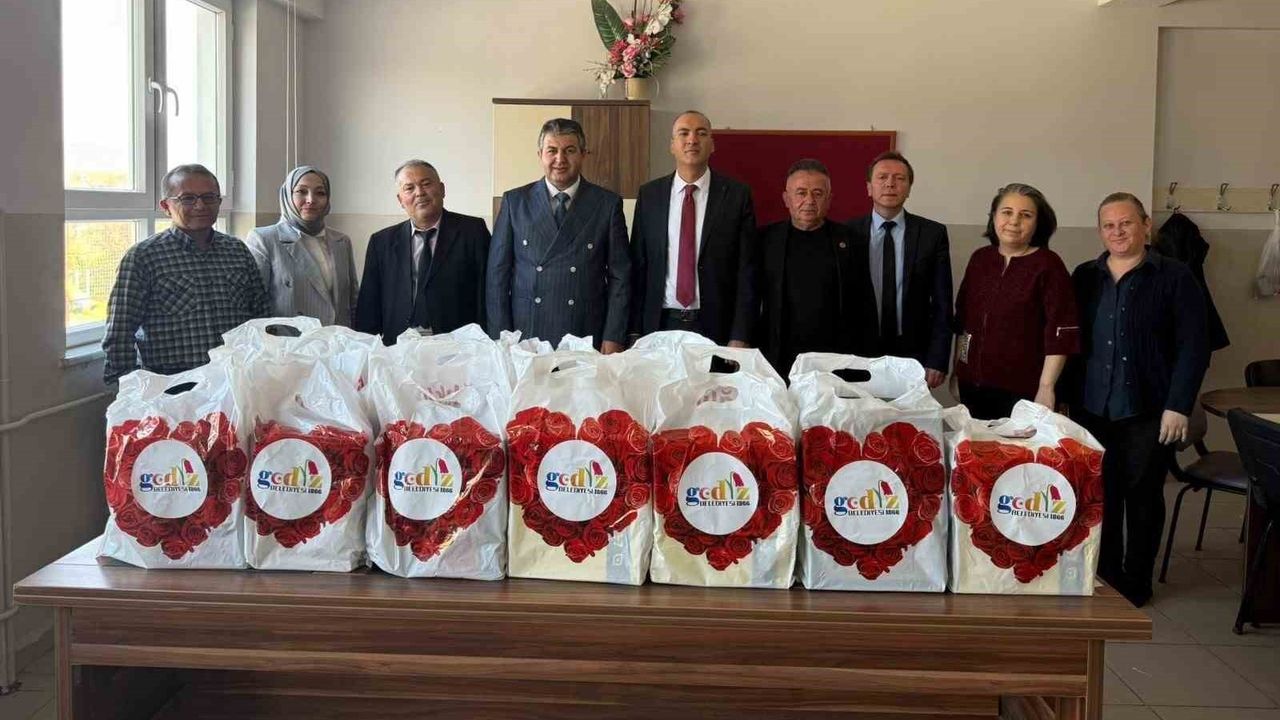 Gediz'de 987 İhtiyaç Sahibi Öğrenciye Kışlık Bot Dağıtımı