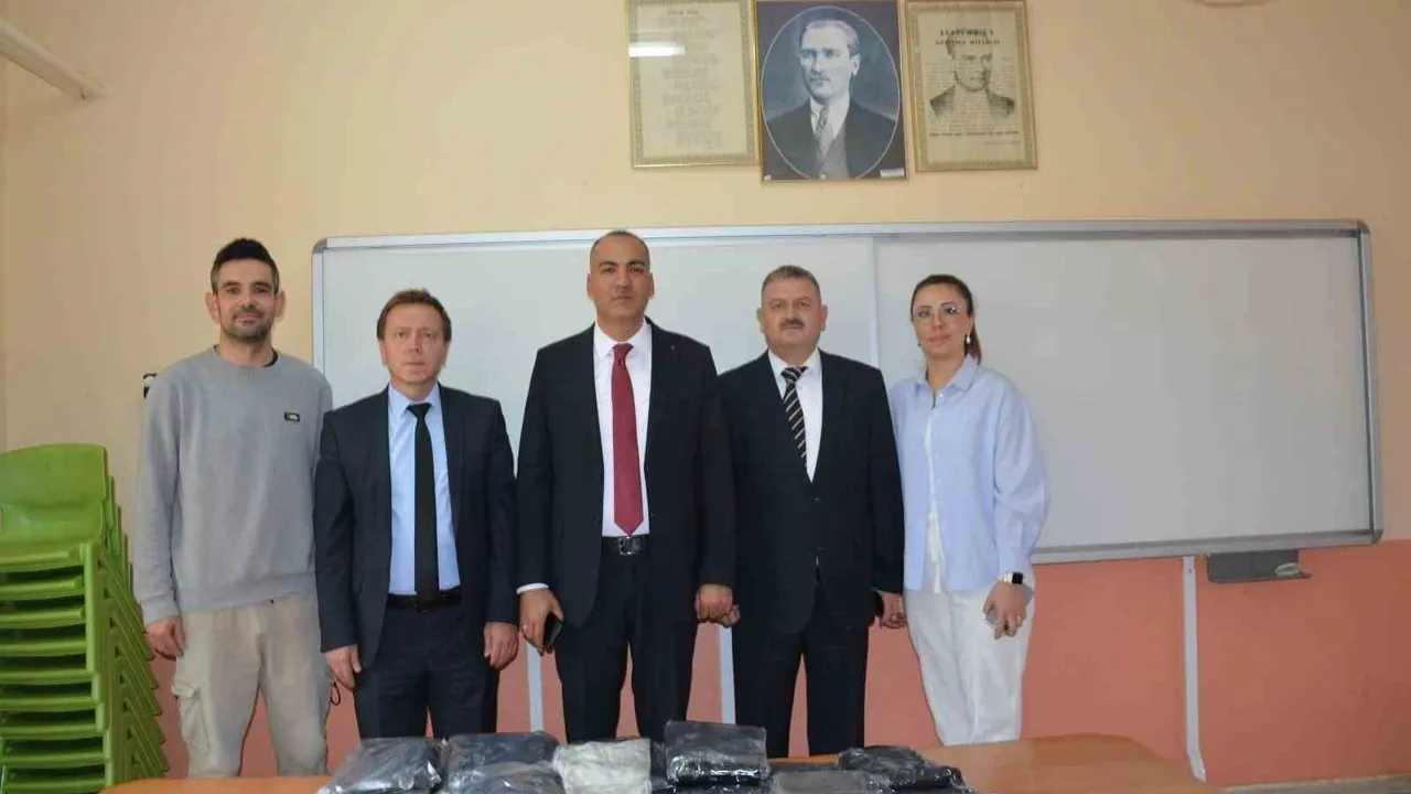 Gediz Halk Eğitimi Merkezi kursiyerlerinden ihtiyaç sahibi öğrencilere kışlık giysi desteği